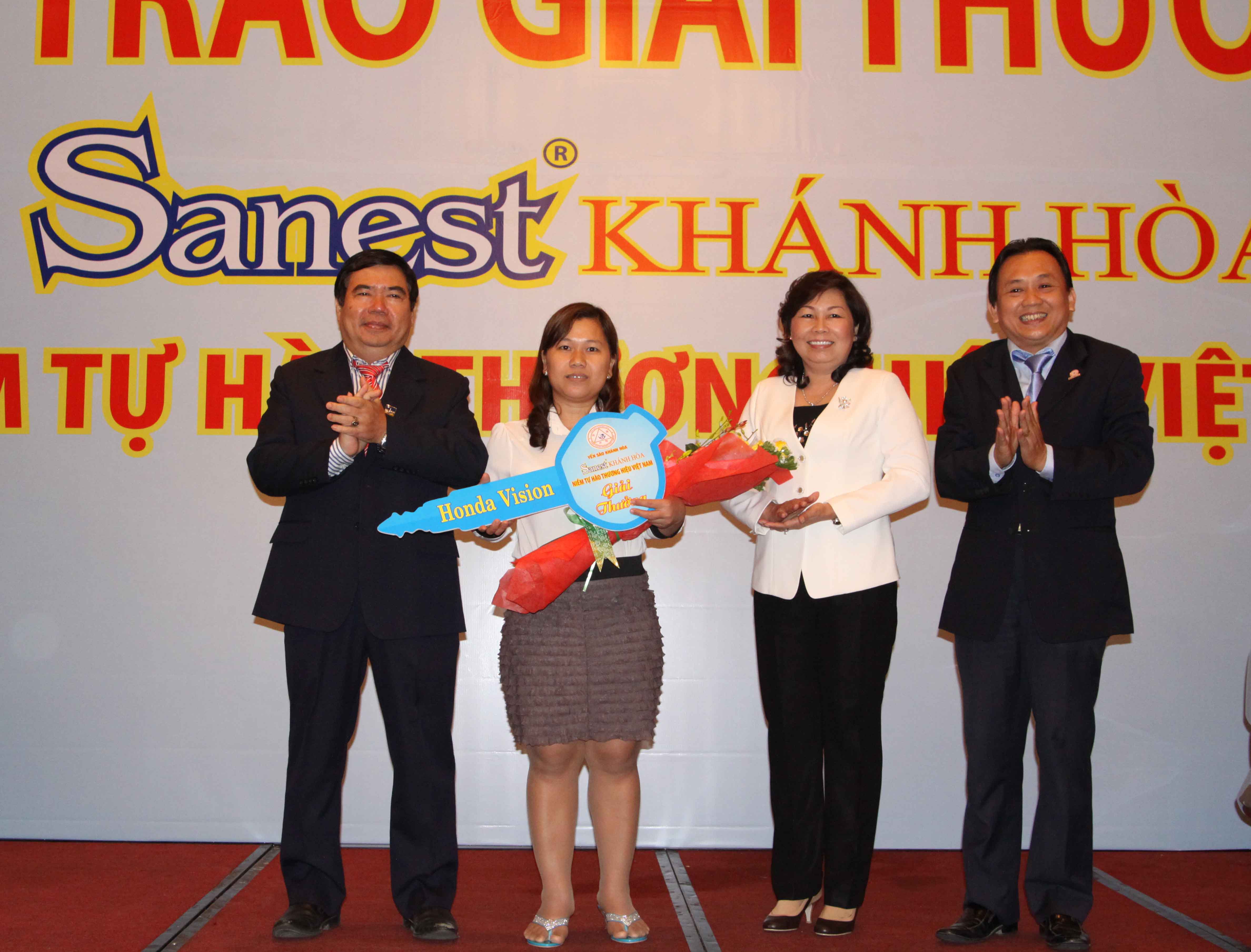 http://yensaokhanhhoa.com.vn/yensao/app/webroot/upload/images/Truong-Thi-Thanh-Hoang---Xe-Vision_1.jpg